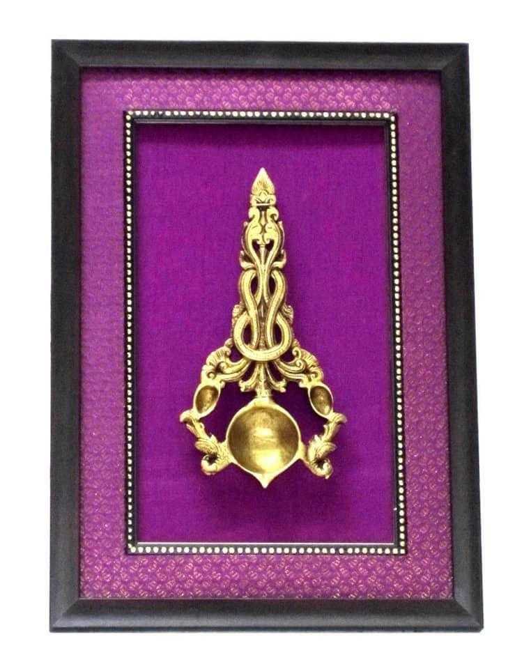 Handcrafted Antique Designer Brass Spoon Hanging on Silk Frame with 3D Effect, BFD- 1184